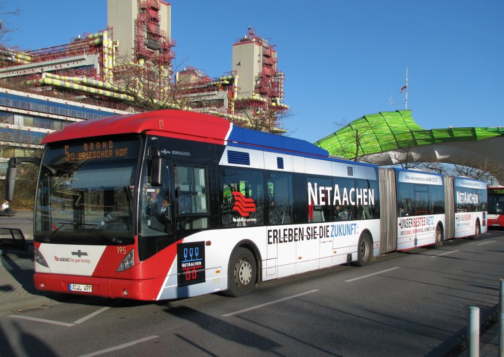 Ein parkender ASEAG Bus